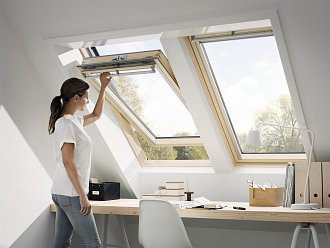 Kyvné střešní okno proti hluku s horním ovládáním VELUX GGL 3062