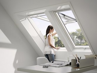 Výklopně-kyvné střešní okno proti hluku se spodním ovládáním VELUX GPU 0062